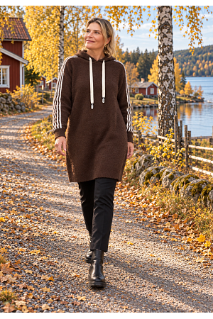 LÅNG STICKAD HOODIE – SPORTIG & SUPERMJUK