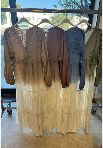 Sommarklänning med fade-effekt och broderier 2
