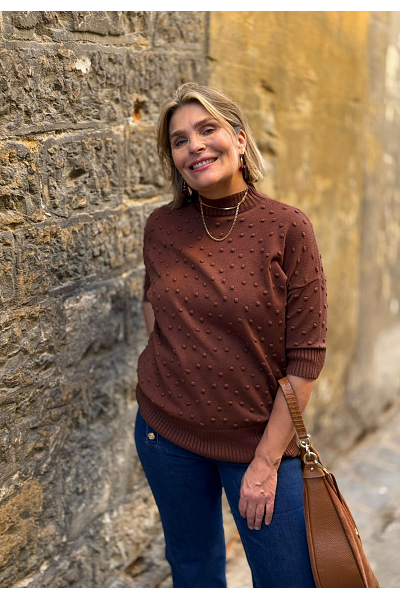STICKAD TRÖJA MED PRICKSTRUKTUR