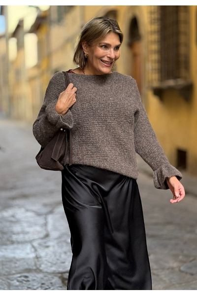 FIN STICKAD TRÖJA MED TRUMPETÄRM