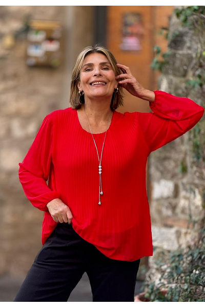 PLISSERAD CHIFFONBLUS MED HALSBAND