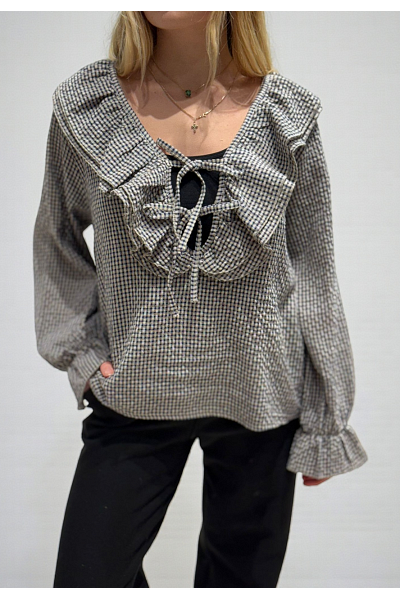 BLUS MED VOLANG, DJUP URINGNING & SÖTA ROSETTER