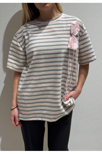 T-shirt med dekorativa blommor