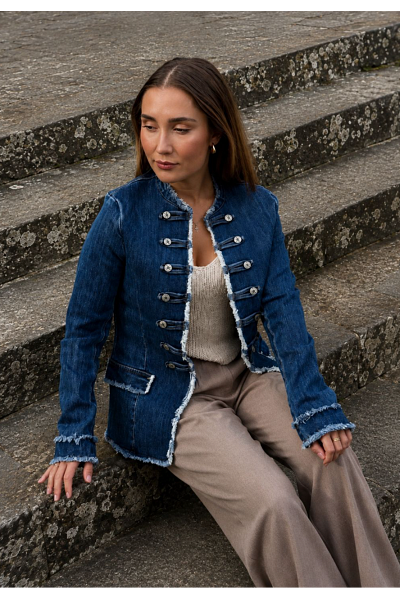 JEANSJACKA I OFFICERSSTIL