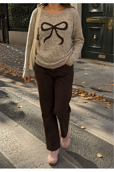 MJUK STICKAD TRÖJA MED ROSETT