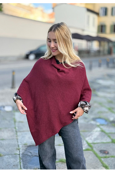 STICKAD PONCHO MED VINKLAD KANT