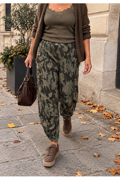 MJUK CAMOUFLAGEBYXA MED CARGOFICKOR