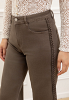 JEANS MED FLÄTADE SIDOR 9