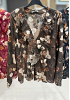 BLOMMIG V-RINGAD BLUS MED VOLANGER 3