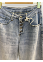 RAKA JEANS MED KNAPPDETALJ 4